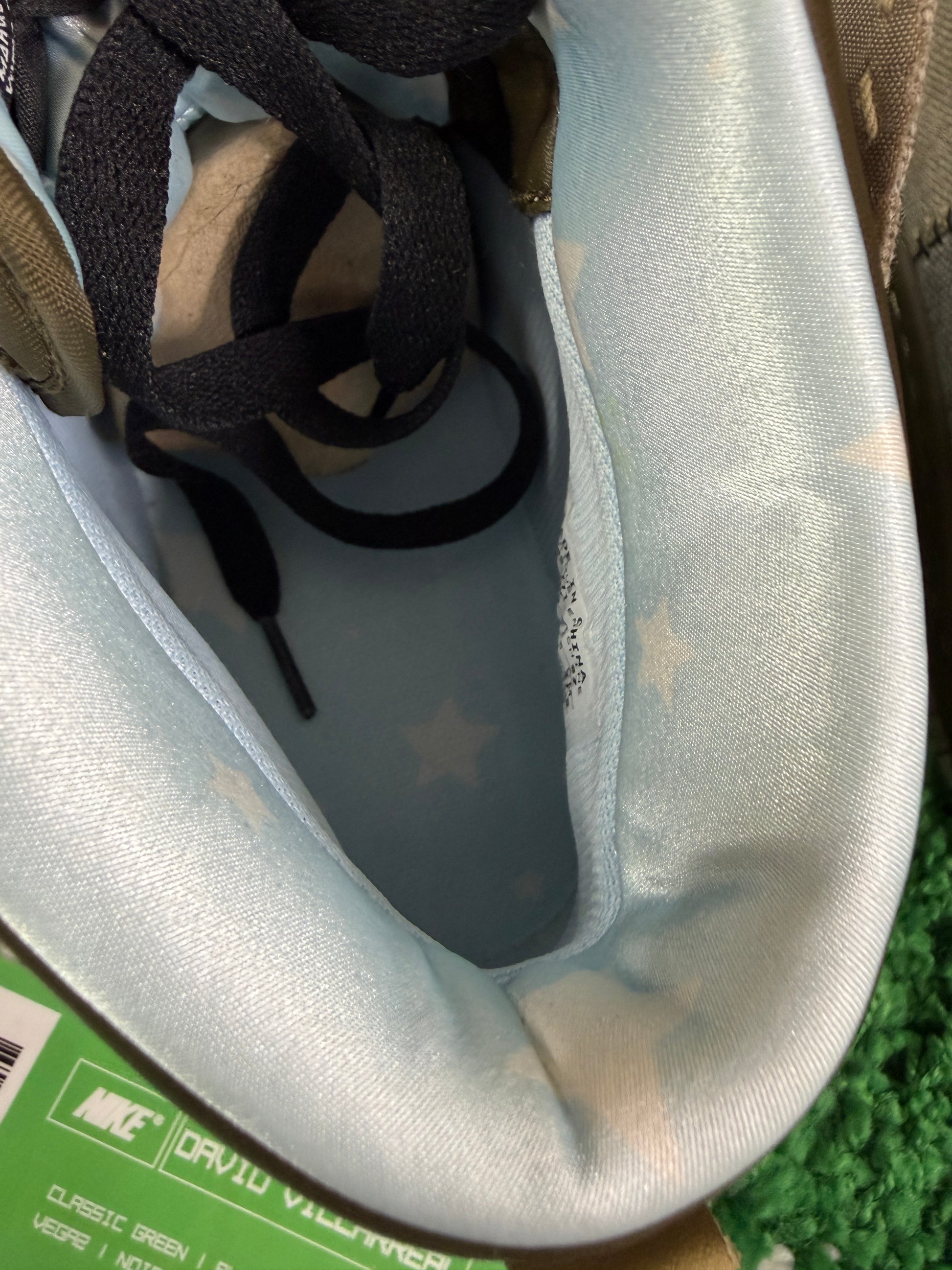 Nike Coraline Sp Big Button Pair - Size 9.5