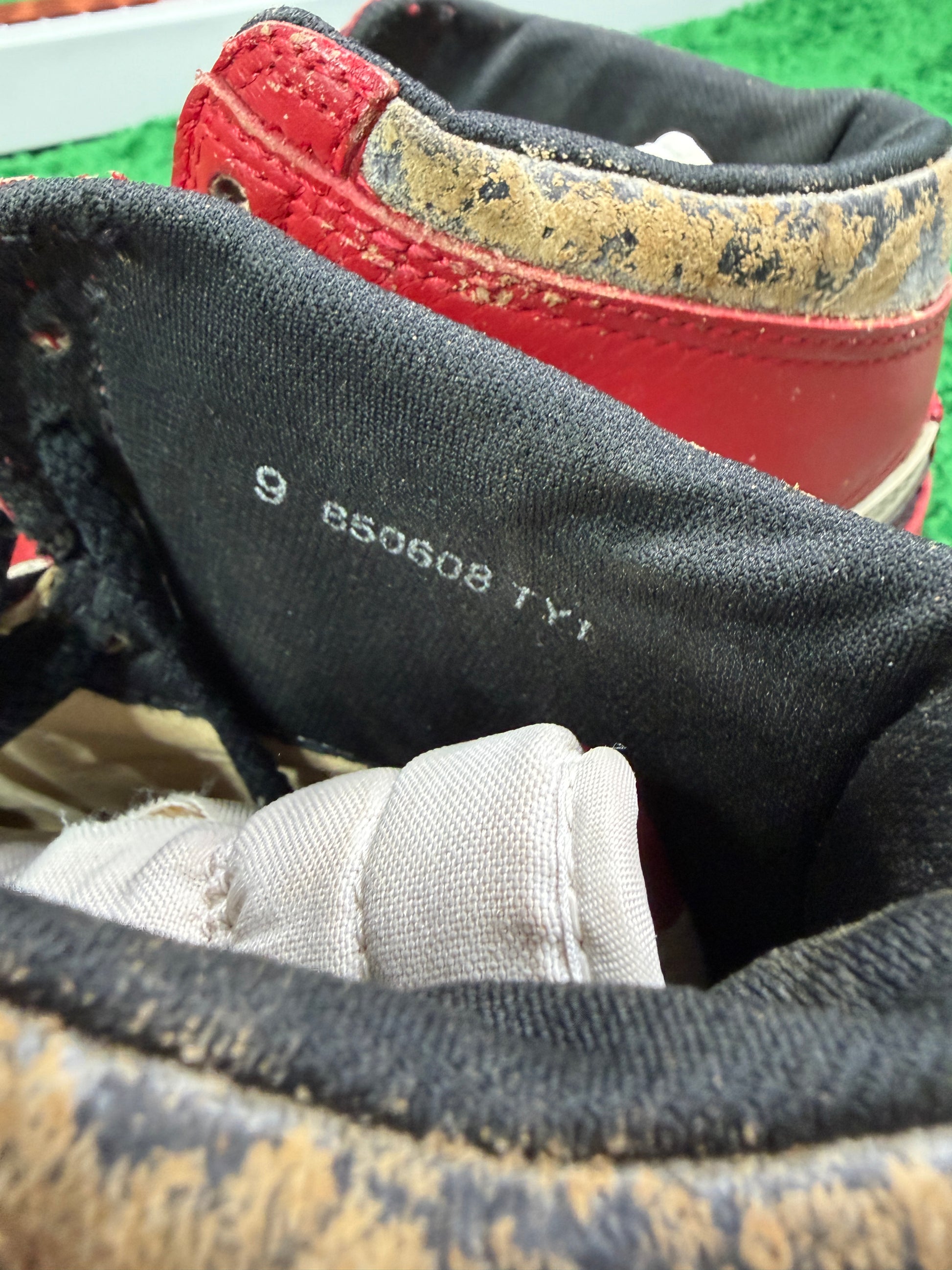 Air Jordan 1 Chicago 1985 - Size 9