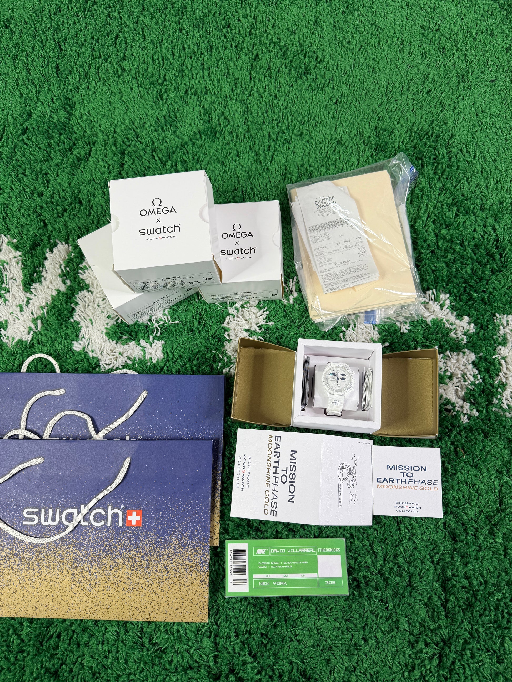 Omega x Snoopy Moon swatch - Mission to Earth phase