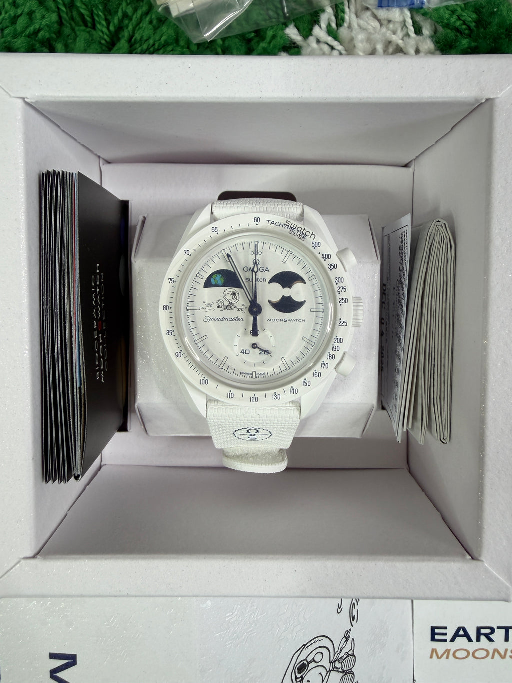 Omega x Snoopy Moon swatch - Mission to Earth phase