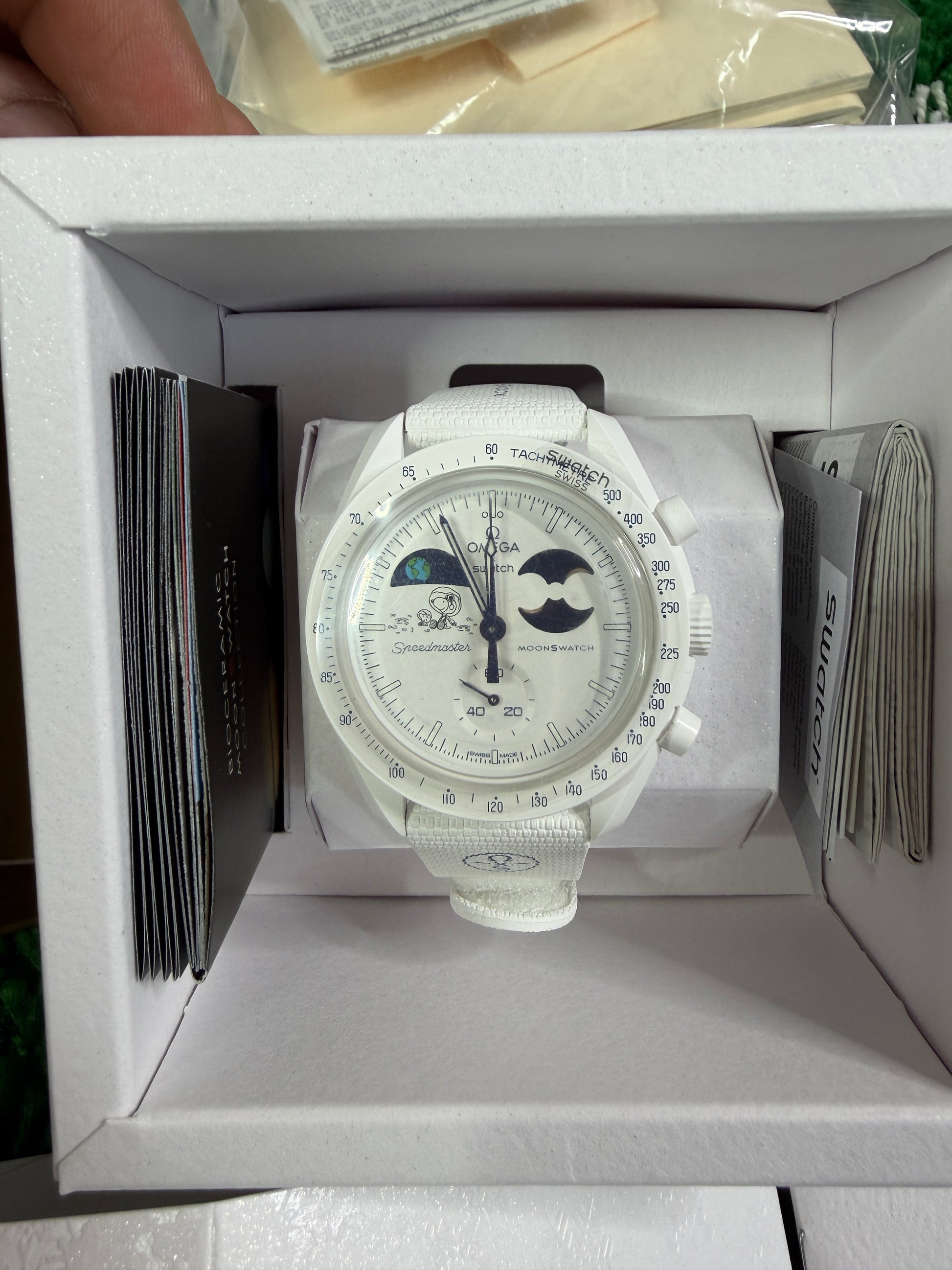 Omega x Snoopy Moon swatch - Mission to Earth phase